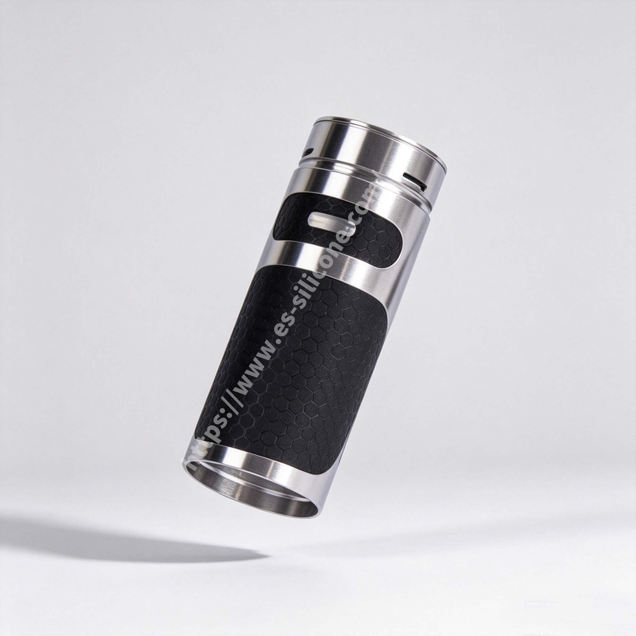 O silicone líquido encapsula a manga metálica do cabo do cigarro eletrônico
